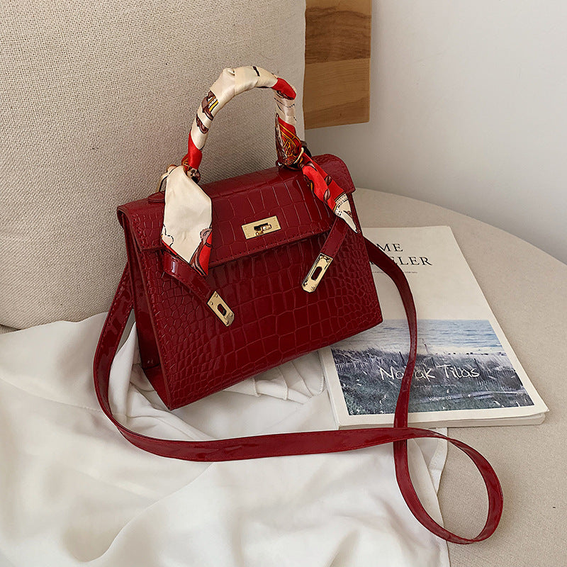 Bride's wedding with red wedding bag female 2020 new handbag network red envelope fashion wholesale alfamoba