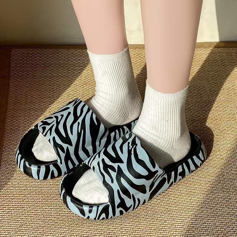 In summer, the new style of stepping on shit-feeling cows striped graffiti slippers couples wear soft bottom indoor non-slip sandals and slippers for men and women alfamoba